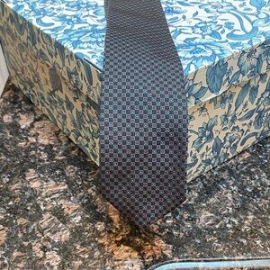 Elegant Black and Blue Men's Tie!  EUC.